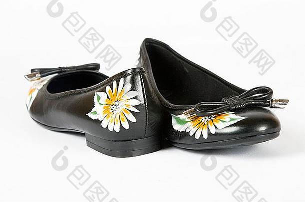 白色背景上印有花朵的黑色女鞋