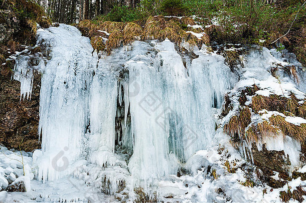 德国巴伐利亚州魏森西湖冬季结冰的瀑布