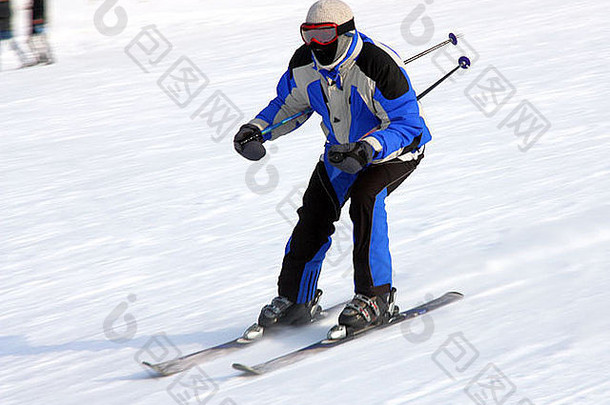 滑雪者在冬天迅速从山上滑下