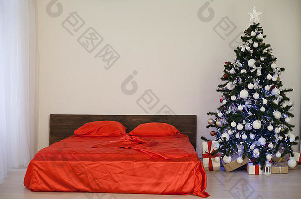 一年圣诞节白色房间红色的装饰圣诞节树