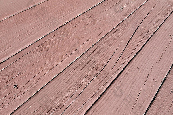 一个甲板上饱经风霜的油漆旧木梁的特写照片