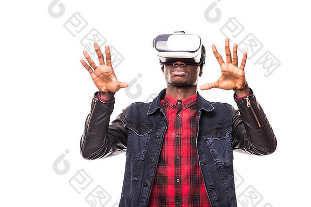 一名非洲男子穿着正式西装，戴着虚拟现实耳机或3d眼镜，玩电子游戏，用手做手势，还抓着什么东西