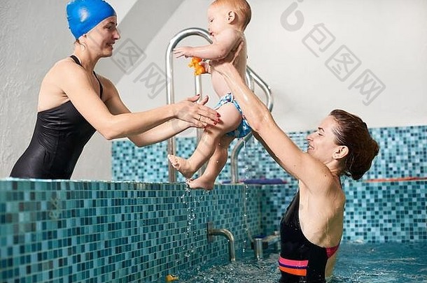 一边视图快照教练通过孩子妈妈游泳池结束游泳类婴儿教练