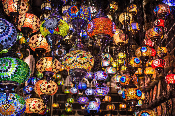 彩色天花板灯从<strong>迪拜</strong>香料广场拍摄的传统土耳其灯