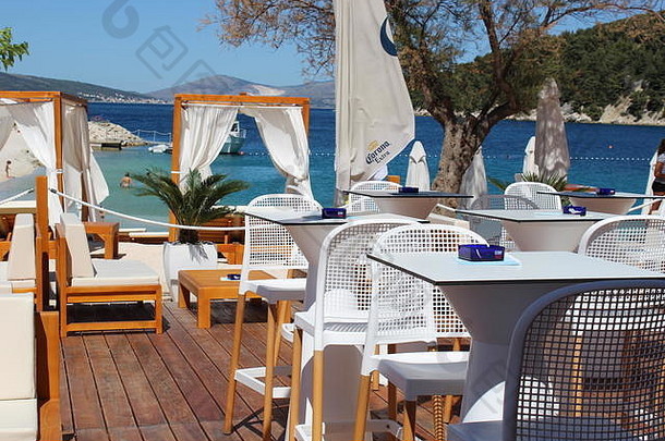 田园海滨餐厅白色表树冠马里安分裂克罗地亚