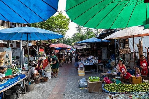 老挝街头市场上的水果和蔬菜
