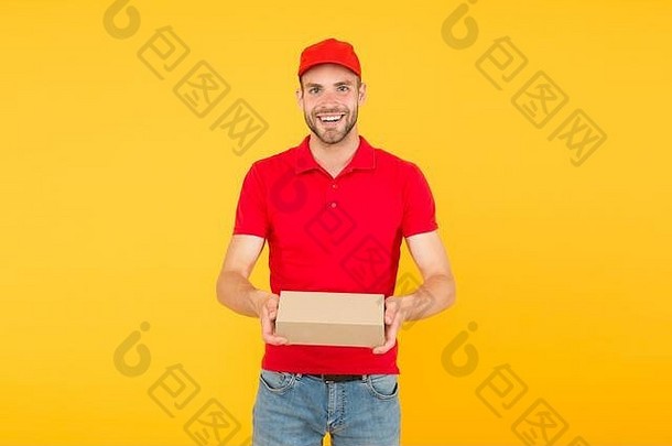 传递幸福和需求。超快速快递。提供服务。推销员职业。快递和送货。邮递员。男子红色帽子黄色背景。交付购买。