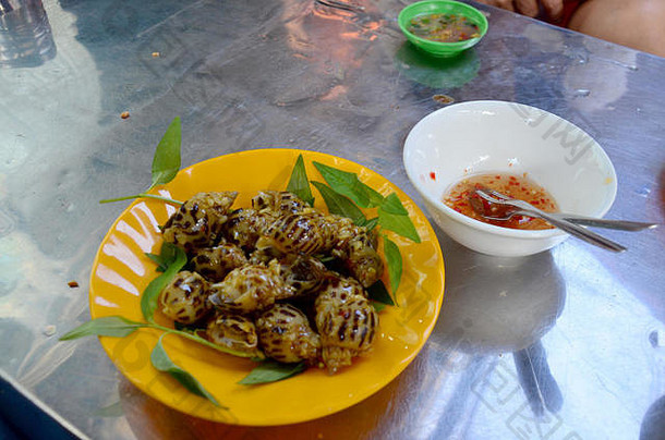 食物越南式烤贝壳，用奶酪和大蒜炒