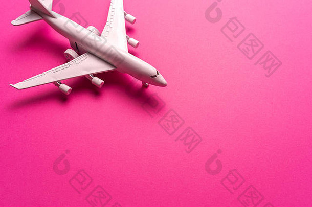 客机，最小概念，粉红色背景。最少的交通、旅行或度假概念