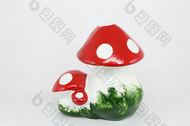 三个白色背景的装饰蘑菇