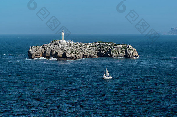 西班牙坎塔布里亚桑坦德岛灯塔上的帆船