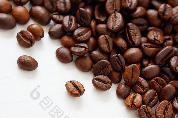 咖啡豆在白色背景上隔离，文本为复印空间。咖啡背景或纹理概念。