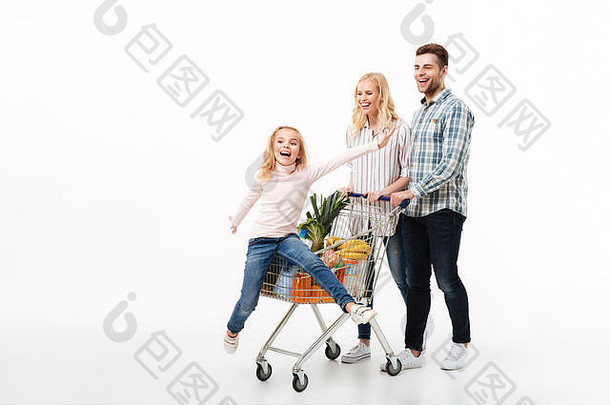 完整的长度肖像快乐家庭走购物电车完整的食品杂货孤立的白色背景女孩坐着车