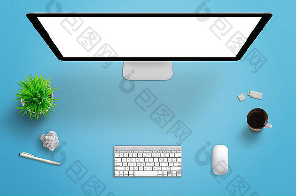 办公桌的俯视图，带有模拟的隔离屏幕的计算机显示器。咖啡，键盘，鼠标，植物，纸，笔在旁边。文本的可用空间。