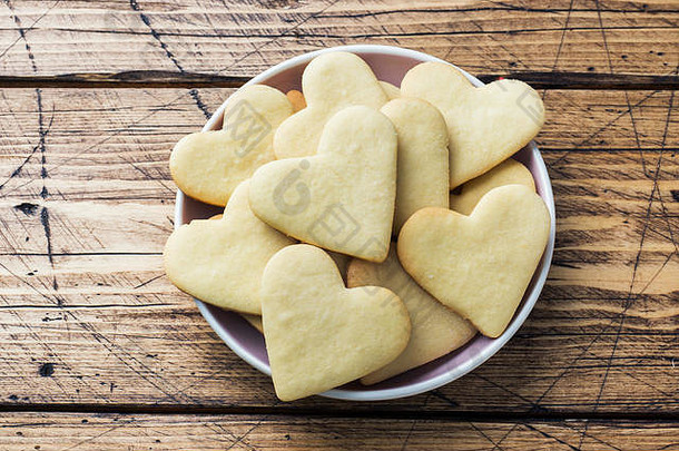 把心饼干放在盘子里。情人节。