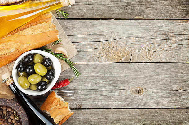 意大利食物开胃菜橄榄面包香料木表格背景复制空间