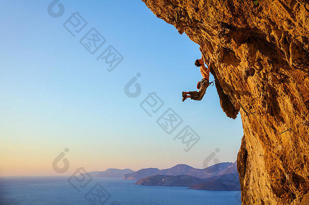 攀岩者在攀爬悬崖峭壁时在扶手上跳跃
