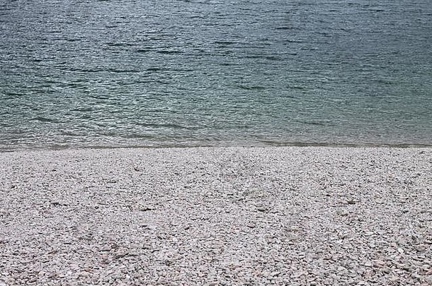 Fiastra湖中的卵石海岸-极简视野（意大利Marche Fiastra）