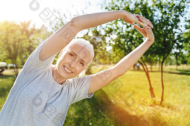 积极的岁的女人伸展运动练习在户外