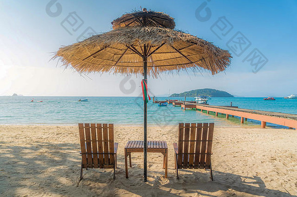 海滩椅子伞夏天岛普吉岛泰国夏天旅行假期假期概念