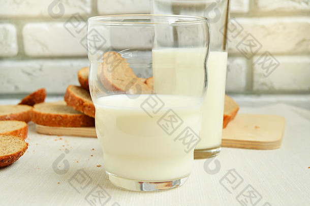 桌上有两杯牛奶，一家人早餐，健康饮食理念，<strong>世界卫生日</strong>。