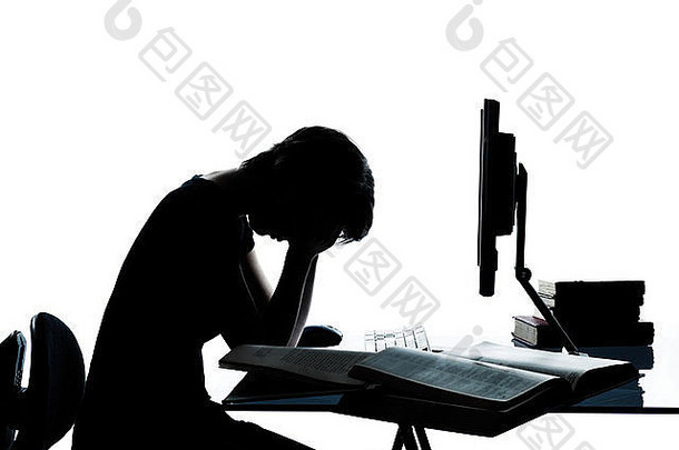 一个白人青少年的剪影男孩或女孩用电脑笔记本电脑学习疲惫悲伤绝望的工作室在白色背景上剪下