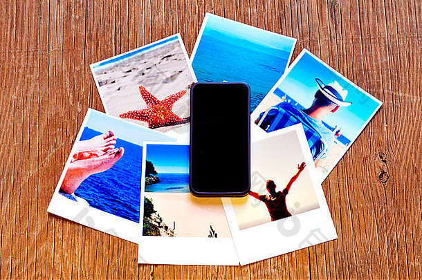 放置了一个智能手机的高角度照片和一些我自己拍摄的海滩上一个年轻人的照片以及一些其他海滩场景