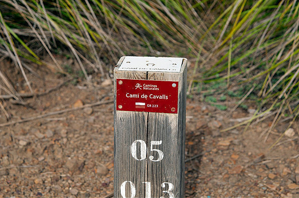 西班牙梅诺卡岛卡瓦拉尔大道上的木制标志杆