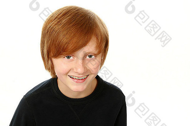 微笑着的红发男孩的肖像，戴着白色的背带