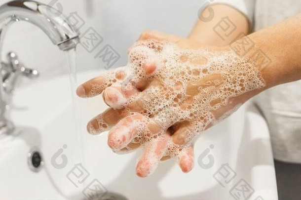 摩擦手指洗手抗菌肥皂适当的技术背景流动水白色浴室预防冠状病毒