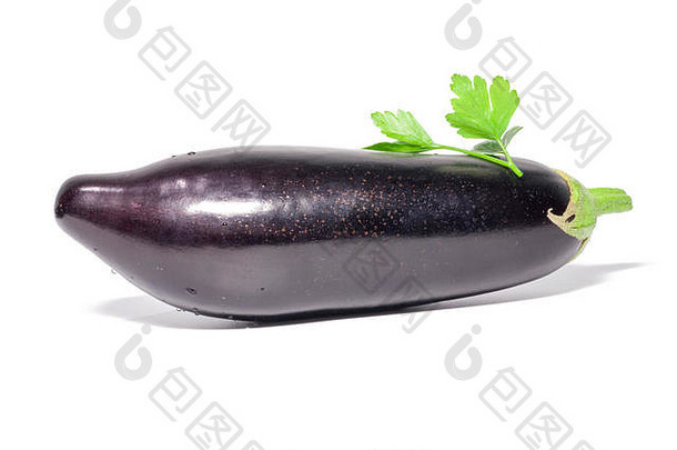 白色背景上的紫色茄子。蔬菜、物体