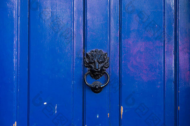 复古门环狮子头形状，蓝色门背景