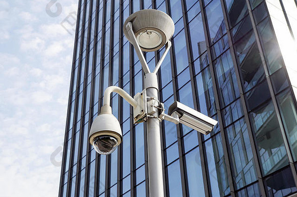 2017年6月22日，意大利米兰：办公楼的安全闭路电视摄像机或监控系统。在现代社区里，保证人们的安全总是至关重要的
