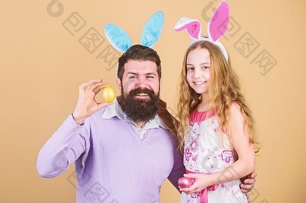 爸爸女儿穿兔子耳朵父亲孩子庆祝复活节春天假期复活节精神复活节活动家庭快乐复活节假期兔子长耳朵家庭传统概念