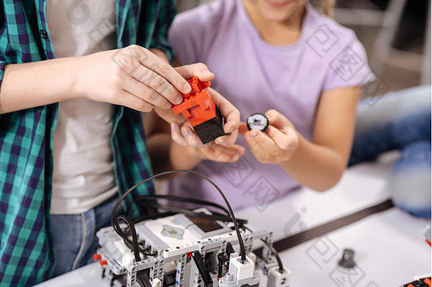 天才学生在学校修理机器人