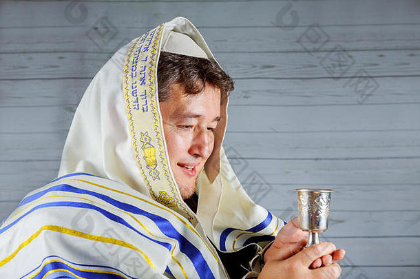 犹太礼拜六Kiddush仪式的<strong>服务项目</strong>一名犹太男子举着一杯酒