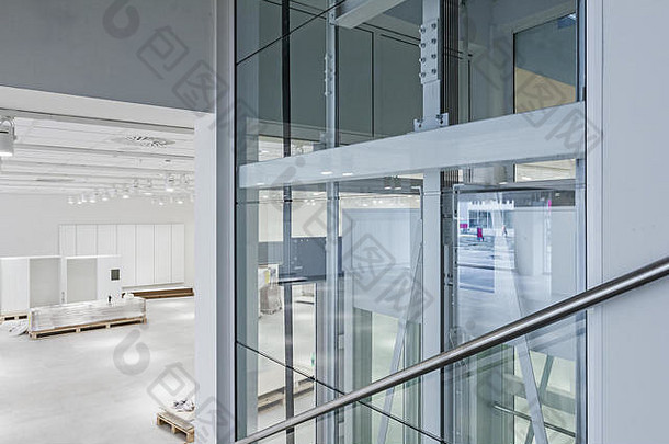 现代商业中心的楼梯和玻璃电梯视图。