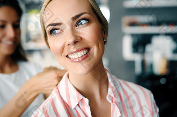 快乐年轻的女人理发师风扇使热样式