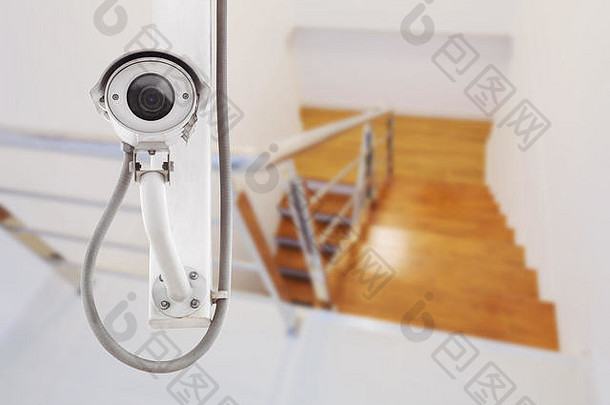 闭路电视摄像机或监控装置在室内楼梯上运行