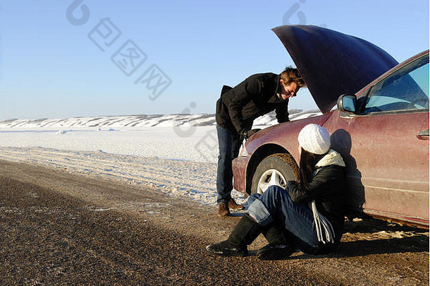 冬天，一对夫妇因汽车抛锚而被困在高速公路旁。