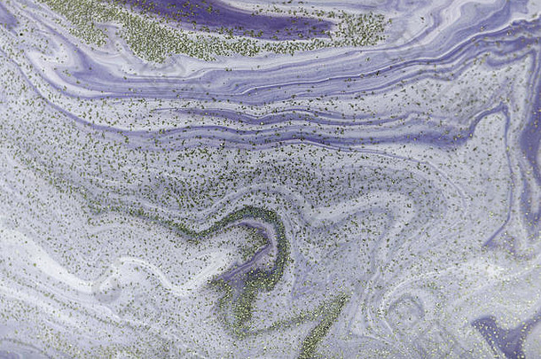 大理石浅紫色抽象背景，金色亮片。液体大理石墨水图案。