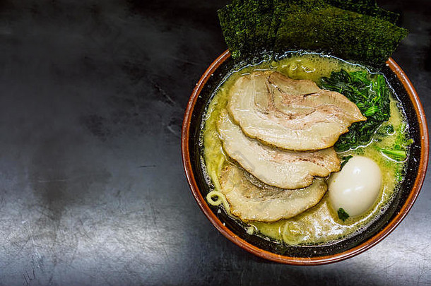 丰盛的碗拉面猪肉海藻纸煮熟的蛋坐在桌面横须贺日本