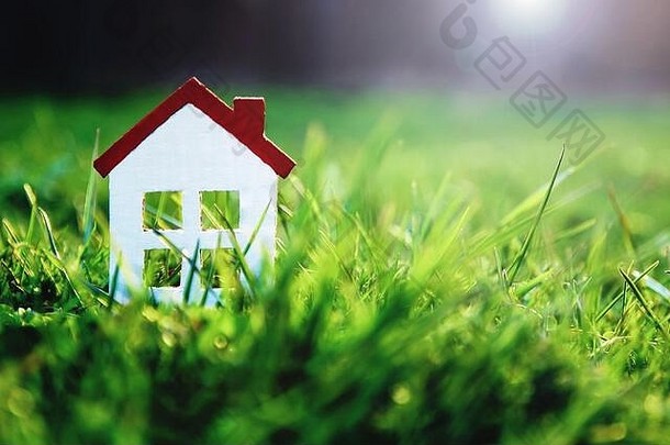 阳光下绿草上的白色小玩具屋，有可供房<strong>地产</strong>购买、抵押、房主保险、房屋和出售地块的复印空间