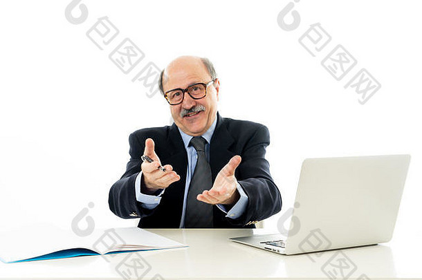 快乐的高级商务人士的企业形象自信而满意地在笔记本电脑办公桌上工作事业成功工作满意度isol