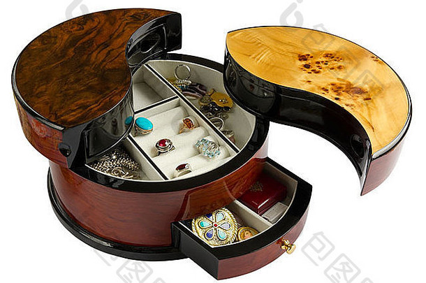 中国风格的敞开式木制珠宝盒由抛光桃花心木制成，并上漆。用补丁隔离