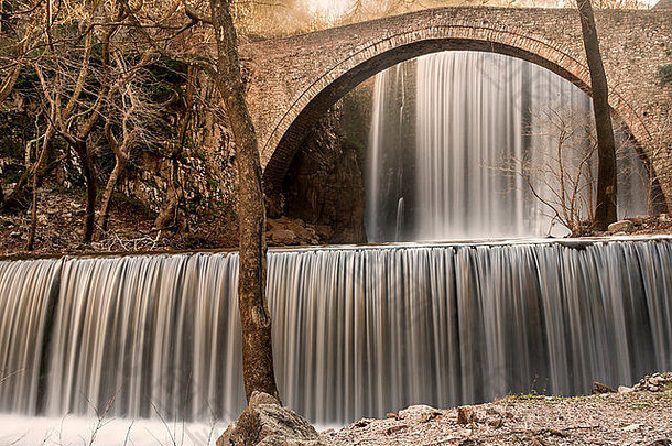 希腊古卡里亚的双瀑布和石桥。