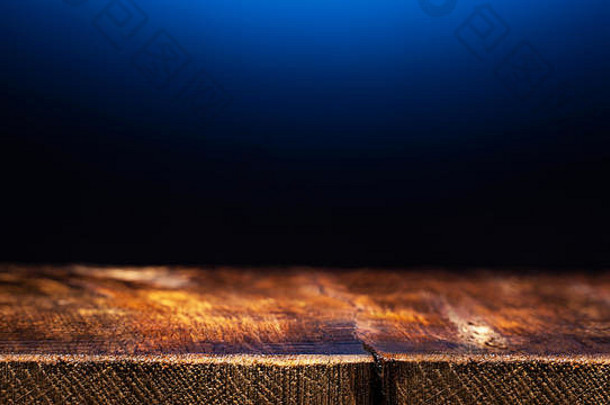 深蓝色背景上的空木桌。植入式广告的背景