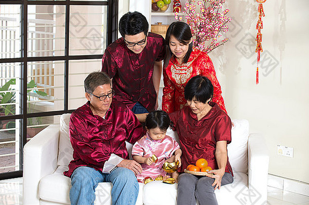 亚洲家庭庆祝中国新年