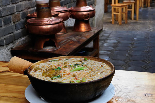 传统的中式直面热汤配面条