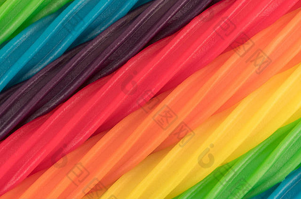 彩色螺旋甘草棒以一定角度成排的非常近的视图。